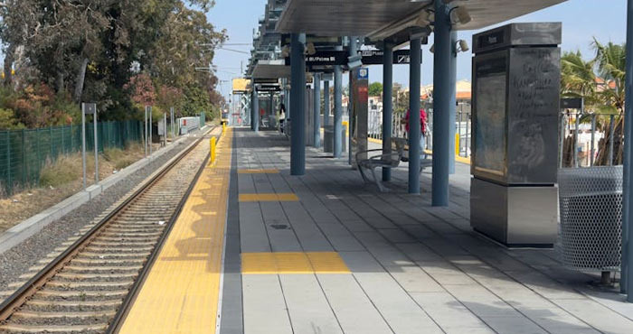 LA 메트로 E 라인을 타고 서쪽에 있는 Palms station - Los Angeles - 1