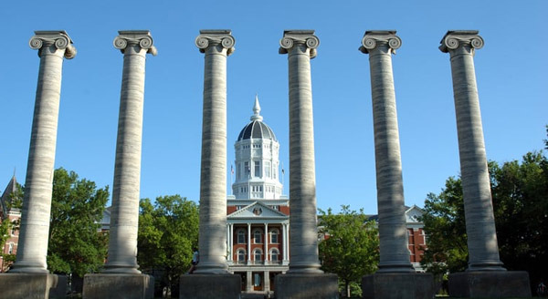 미주리 대학교(Mizzou), 기둥 아래 키스하면 평생 간다는 전설 - Columbia - 2
