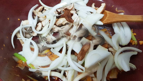 주말 낮 별미, 꽃빵 곁들인 고추잡채 제대로 만드는 법 - San Diego - 3