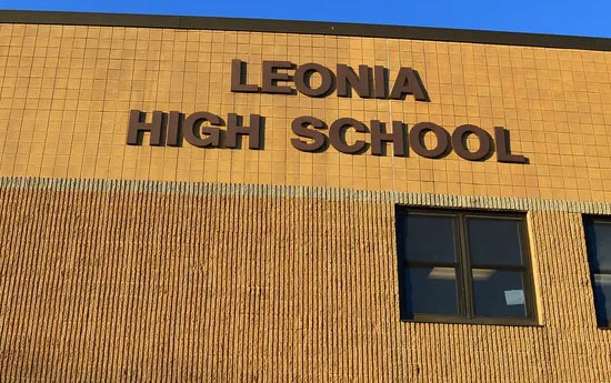 작다는게 강점으로 작용하는 Leonia High School - Leonia - 1