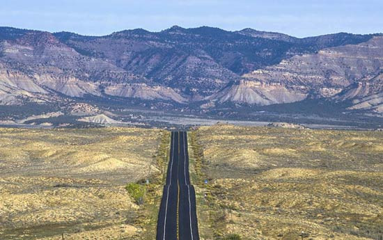 대지 위에 직선으로 긋는 선 하나처럼 뻗어나는 Freeway - Colorado Springs - 1
