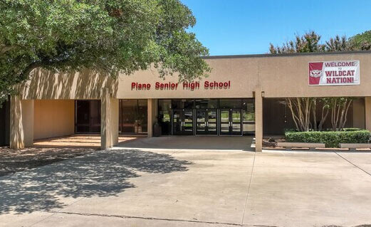 교육 수준이 높기로 유명한 Plano Senior High School - Plano - 1