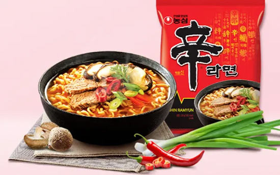 한국의 매운맛을 알리자는 메시지가 담긴 농심 신라면 - Flushing - 1