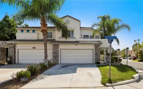 애너하임의 중위 가구소득은 약 75,000달러입니다 - Anaheim - 1