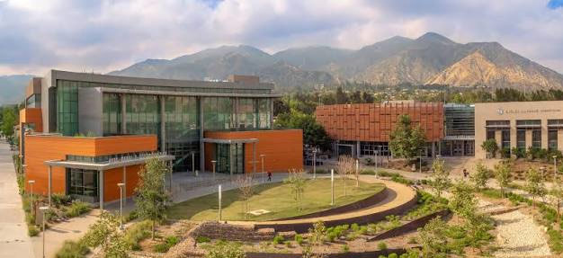 샌퍼낸도 인근 실마 소재 Mission College - San Fernando - 1