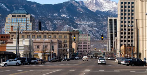 콜로라도스프링스 중위 가구소득은 연 $73,000입니다 - Colorado Springs - 1